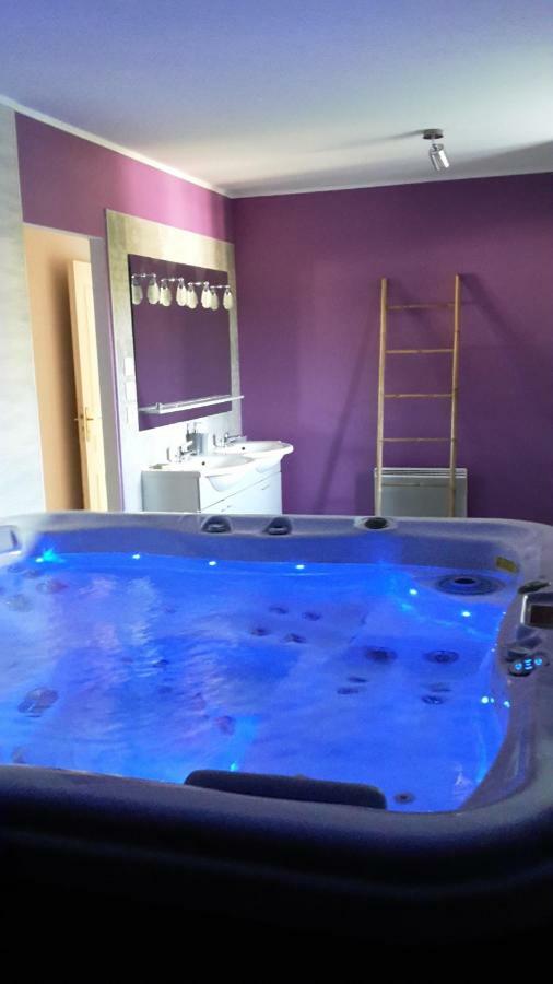 Au Coeur Du Bien Etre, Chambre D'Hotes Avec Piscine Chauffee Et Couverte, Spa, Sauna, Massages Monteaux Exterior photo